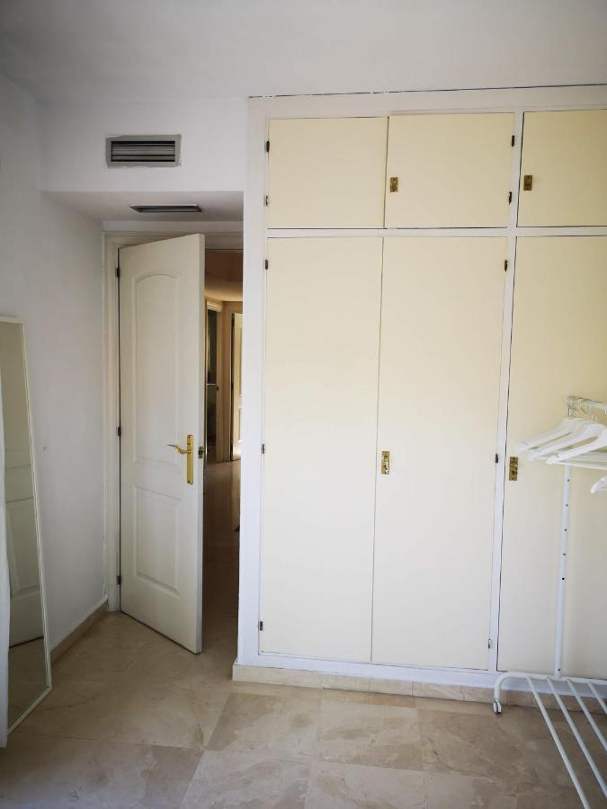 Privatunterkunft Bright Modern Residencial - Single With Shared Bathroom Near Airport Sevilla