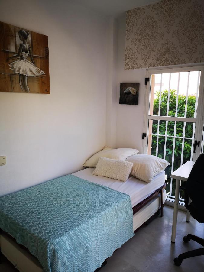 Bright Modern Residencial - Single With Shared Bathroom Near Airport Sevilla